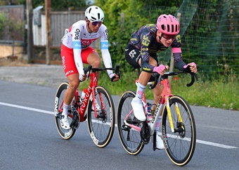 SA fietsryer De Bod gee peloton grys hare in Giro-skof