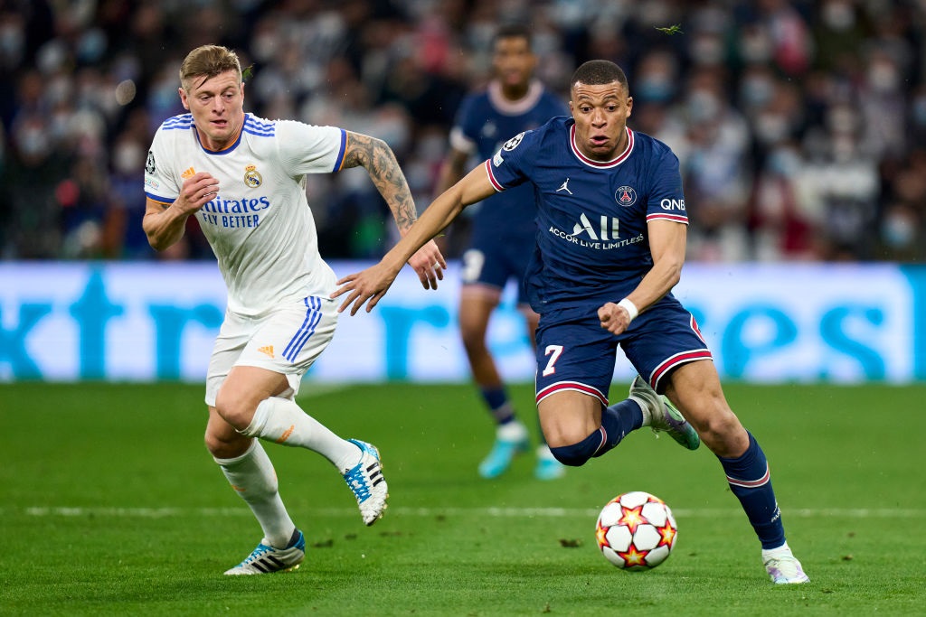 MADRID, SPAIN - MARCH 09: Toni Kroos of Real Madrid battle for the ball with Kylian Mbappe of Paris Saint-Germain during the UEFA Champions League Round Of Sixteen Leg Two match between Real Madrid and Paris Saint-Germain at Estadio Santiago Bernabeu on March 09, 2022 in Madrid, Spain. (Photo by Diego Souto/ Quality Sport Images/Getty Images)