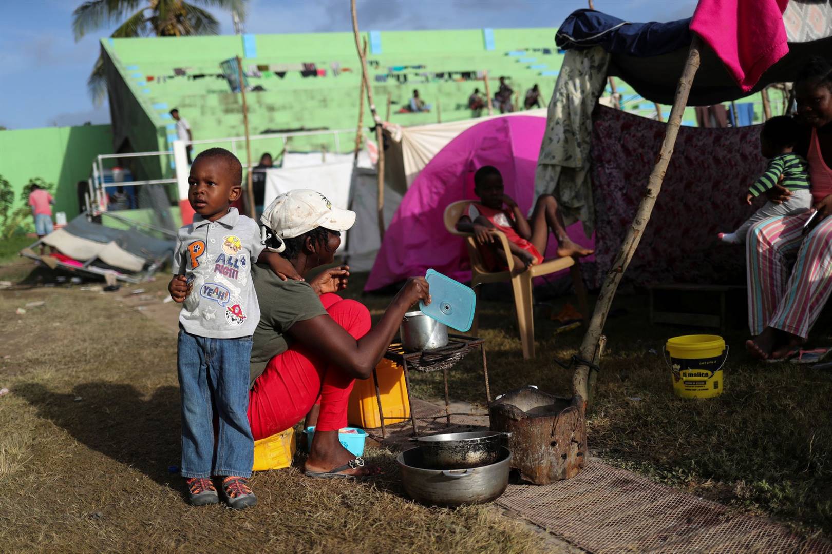 ’n Ma en haar seun in ’n tentkamp in Haïti, waar mense bly wat ná die aardbewing dakloos gelaat is. Foto: Reuters