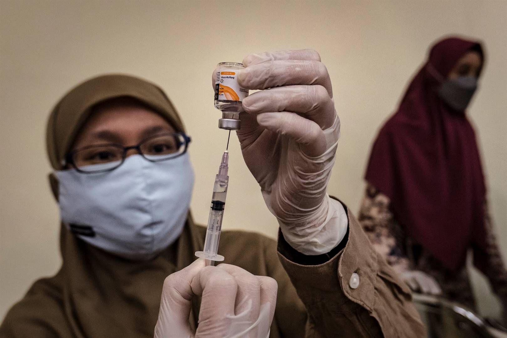 ’n Gesondheidswerker in Indonesië berei ’n dosis van die Sinovac-entstof voor. Foto: Getty Images