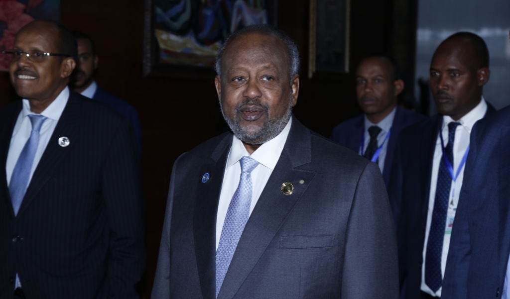 El presidente de Djibouti, Ismael Omar Guelleh, regresó a su hogar en el país del Cuerno de África, dijo su oficina el domingo, luego de los rumores de que el hombre de 73 años había sido hospitalizado en París.  (Foto de Minasse Wondimu Hailu / Anadolu Agency a través de Getty Images)