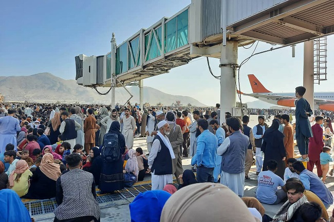 As the US military withdrew from Afghanistan, the Taliban swept back into power, and thousands of Afghans fled to the airport in Kabul, desperate to leave the country. (Picture: Gallo/ Getty Images)