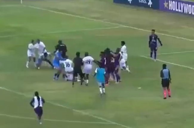 Fight breaks out between Royal AM and Lindelani Ladies during a Hollywoodbets Super League clash. (SABC/Screengrab)