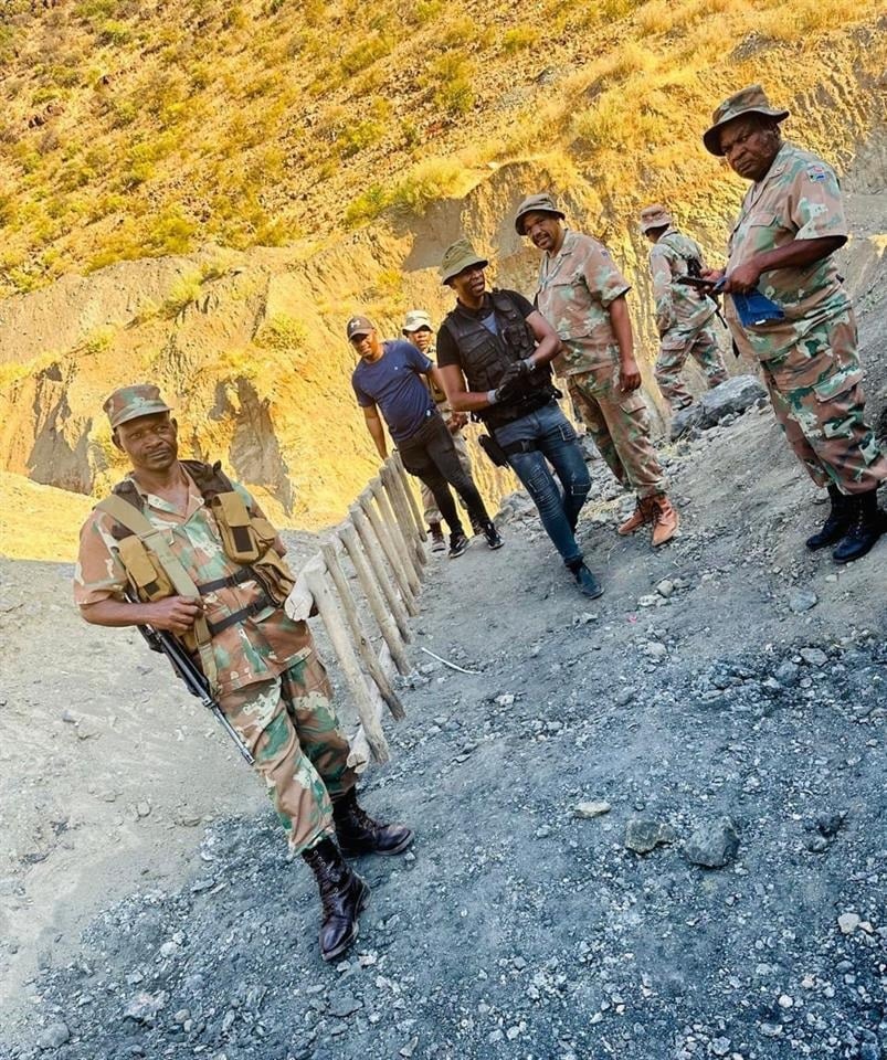 Soldiers and cops during Operation Vala Umgodi.
