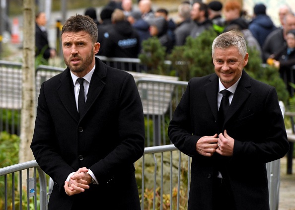 Former Manchester United boss Ole Gunnar Solskjaer (right) has reportedly been contacted over a national team job.