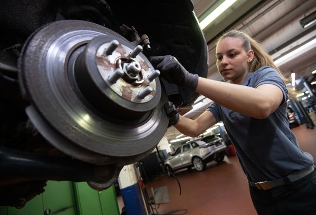 From the middle of this year, car owners will be able to choose at which workshop they want their vehicles serviced, even if they are still under a manufacturer’s warranty. Picture: Marijan Murat/dpa via Getty images