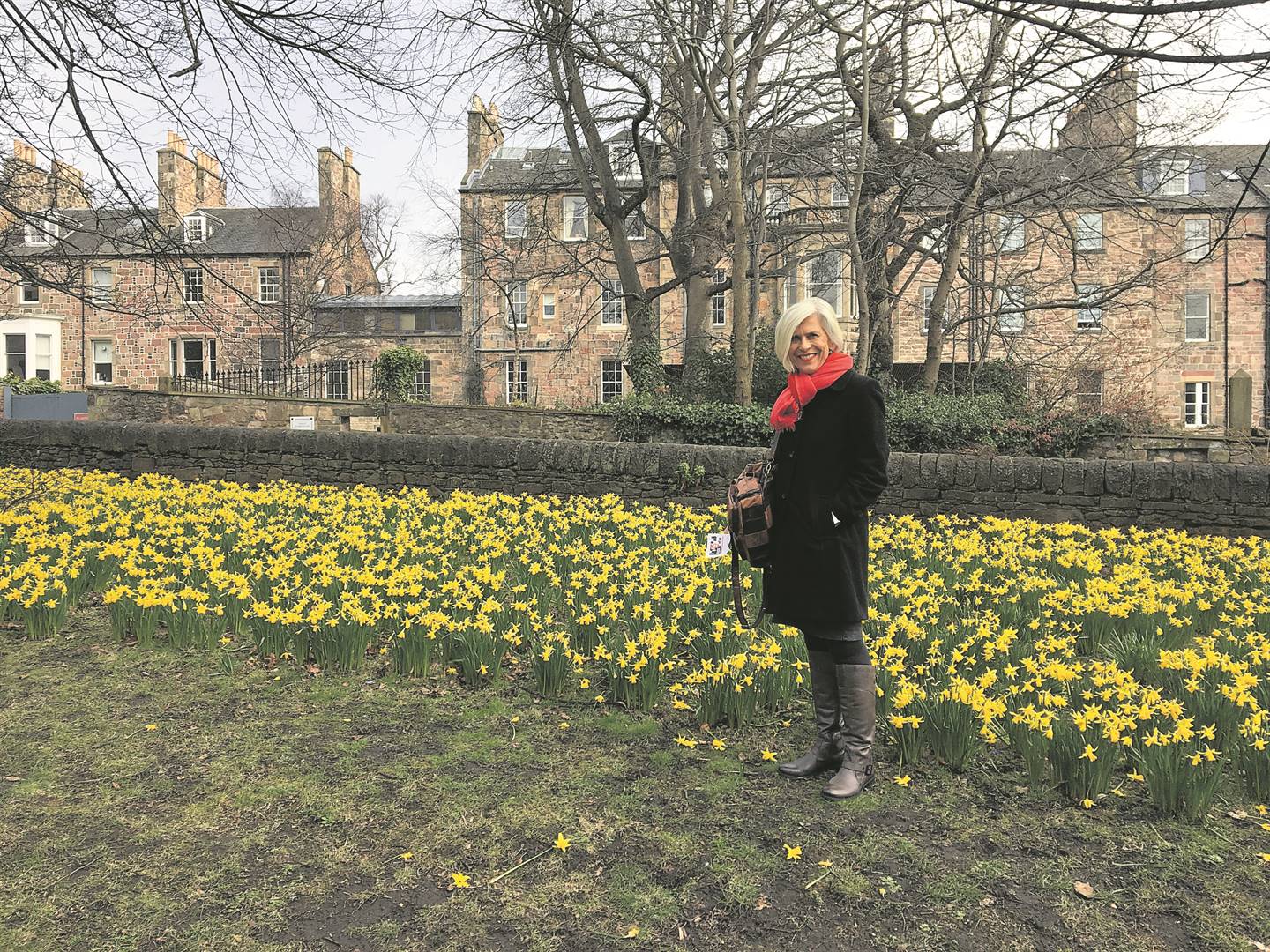 Anne Taylor bewonder die pragtige geel affodille tydens ’n Skotse vakansie in April 2018.             Foto’s: ANNE TAYLOR