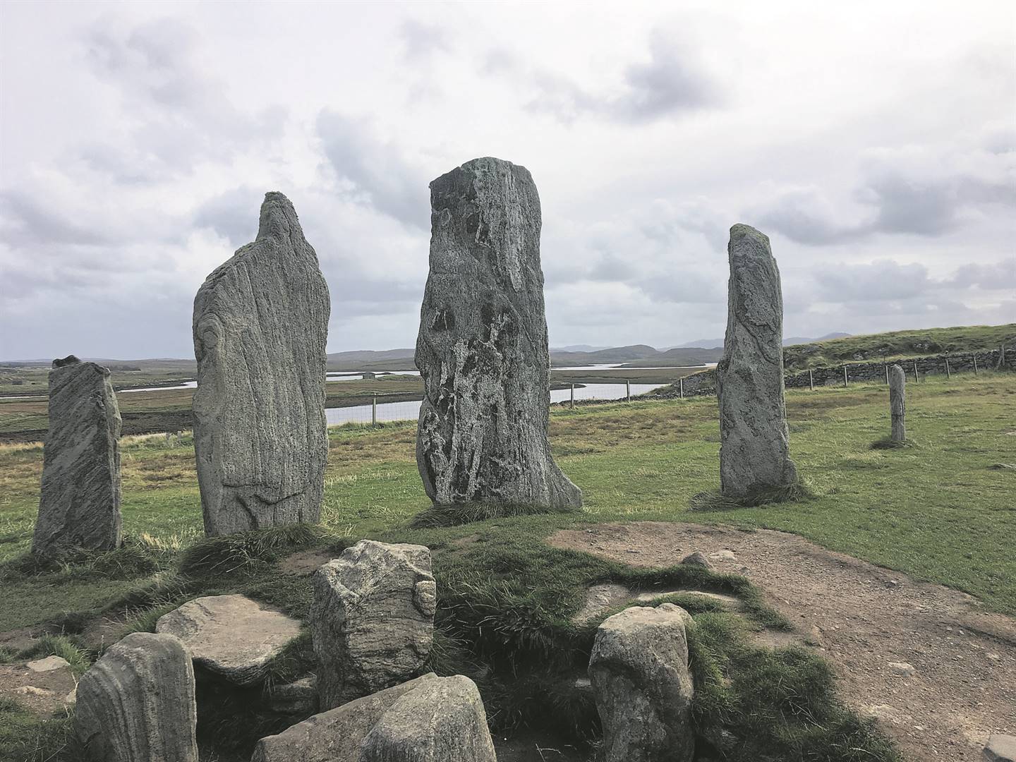 Die Callish Stones op die Isle of Harris wat hulle op hul padreis gesien het. Foto’s: Anne Taylor