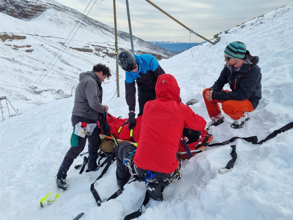 Wilderness Search and Rescue helps a skier in the Matroosberg slopes.