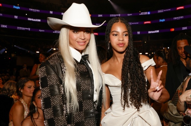 Beyoncé and Blue Ivy Carter behind the scenes at the 66th annual Grammy Awards. (PHOTO: Gallo Images/Getty Images)