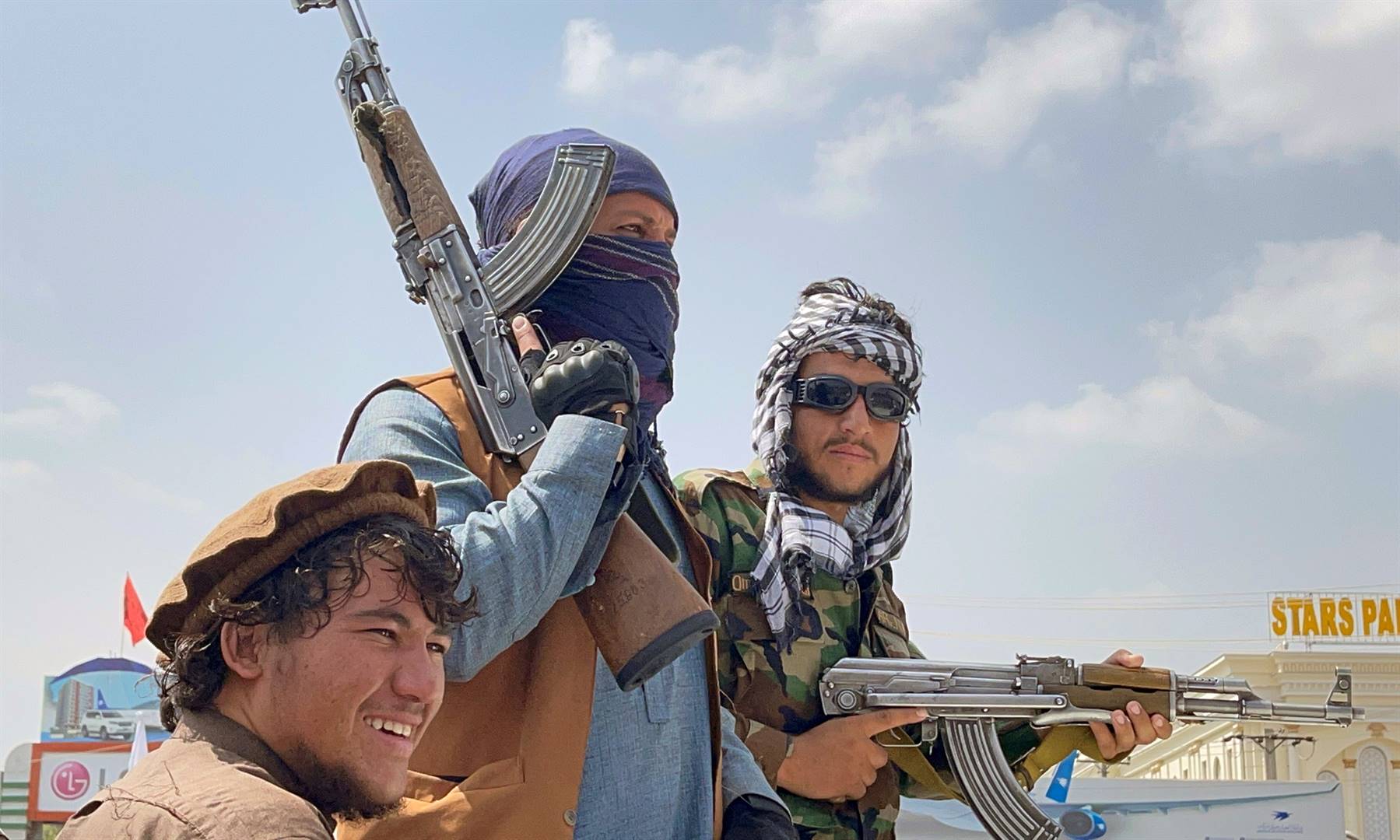 Taliban-vegters patrolleer die strate in die omgewing van Kaboel se lughawe. Sal die Taliban se “morele oorwinning” oor Amerika ook in Afrika ’n invloed hê?   Foto: Reuters