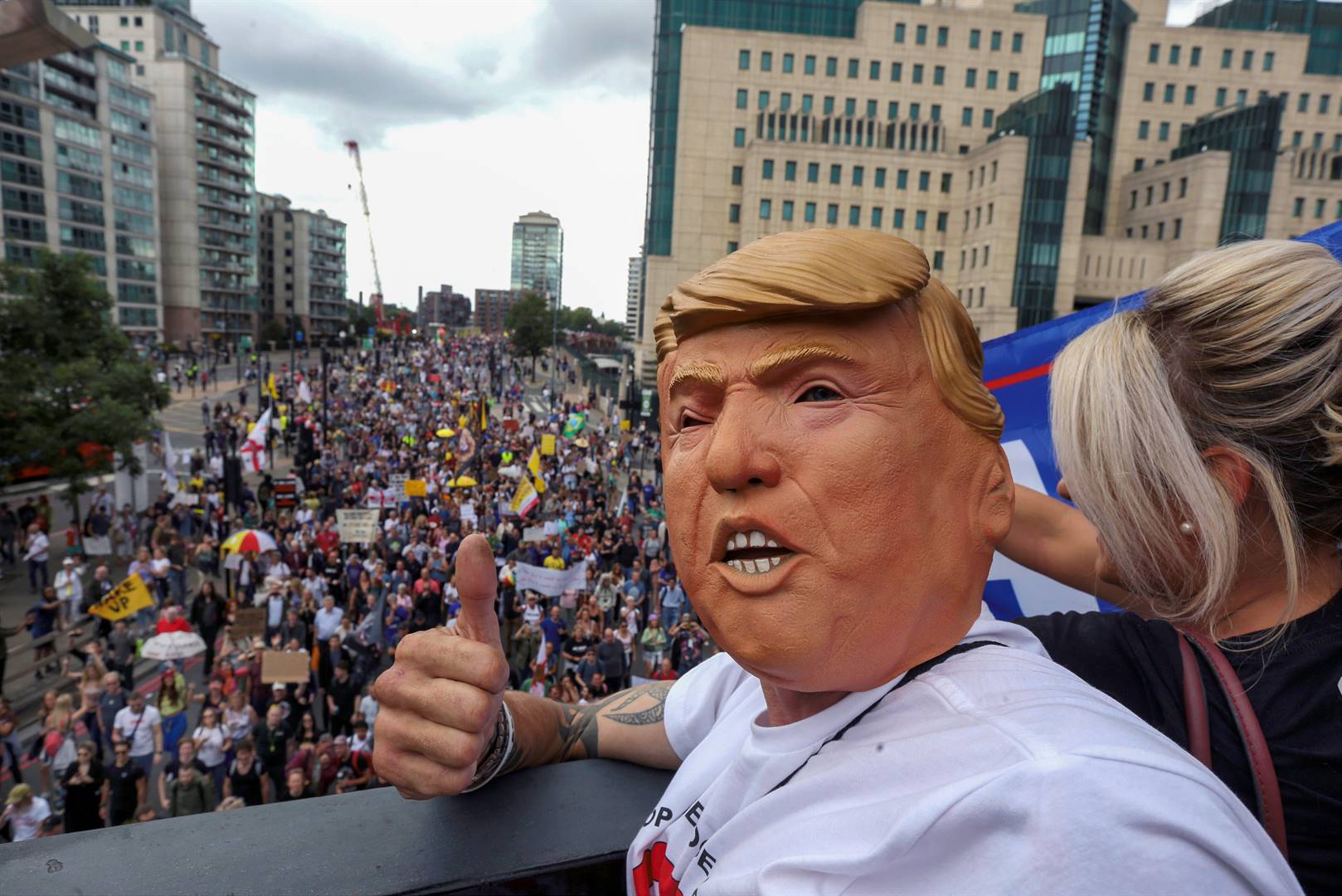 ’n Man met ’n Donald Trump-masker by ’n saamtrek teen entstof.   Foto: Getty Images