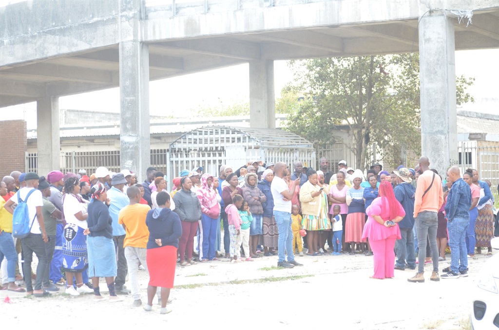 Residents gathered to talks about a way forward after Metrorail ignored them. Photos by Lulekwa Mbadamane