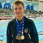 Bloem-man (21) ryg swemmedaljes in – 20 j. ná hy as kind byna verdrink