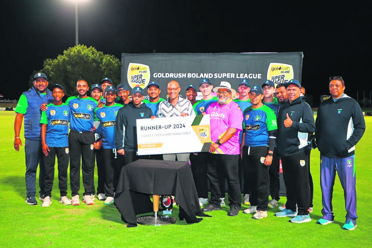 Paarl CC members pose proudly with James Fortuin (centre), CEO of Cricket Boland, on receiving the runners-up cheque at the conclusion of the BSL Goldrush T20 tournamentFoto: 