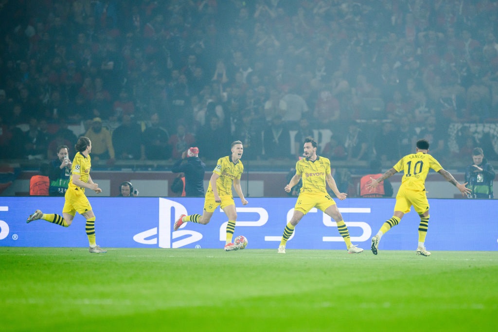 PARIS, FRANCE - MAY 07: Mats Hummels of BVB celebrates with Marcel Sabitzer, Nico Schlotterbeck, Jadon Sancho (L-R) of BVB his teams first goal during the UEFA Champions League semi-final second leg match between Paris Saint-Germain and Borussia Dortmund at Parc des Princes on May 07, 2024 in Paris, France. (Photo by Markus Gilliar - GES Sportfoto/Getty Images)