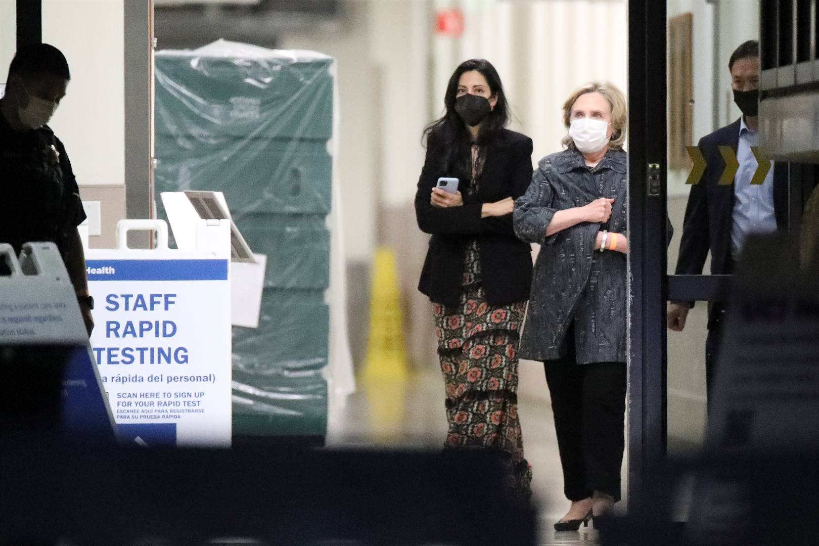 Oudpres. Bill Clinton se vrou, Hillary, verlaat Donderdagaand die University of California Irvine Medical Center.  Foto: Reuters