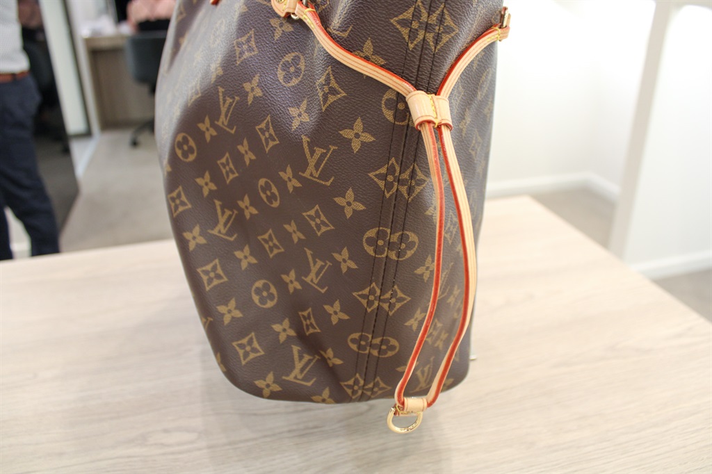 do real louis vuitton have red on handles