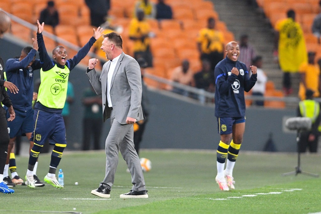 JOHANNESBURG, SOUTH AFRICA - OCTOBER 03: Cape Town City coach Eric Tinkler celebrates with players  during the DStv Premiership match between Kaizer Chiefs and Cape Town City FC at FNB Stadium on October 03, 2023 in Johannesburg, South Africa. (Photo by Lefty Shivambu/Gallo Images)