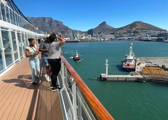 Passasiers ‘langer as 24 uur op skip gestrand’ in Kaapstad-hawe