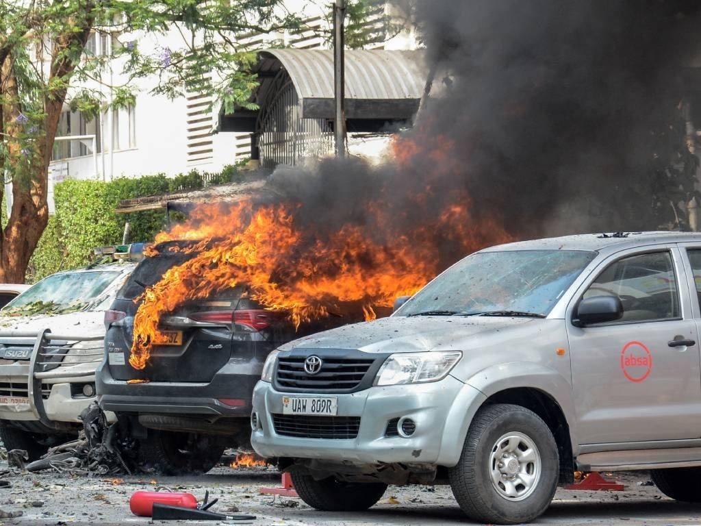 Los coches están en llamas después de la explosión de una bomba cerca de la p