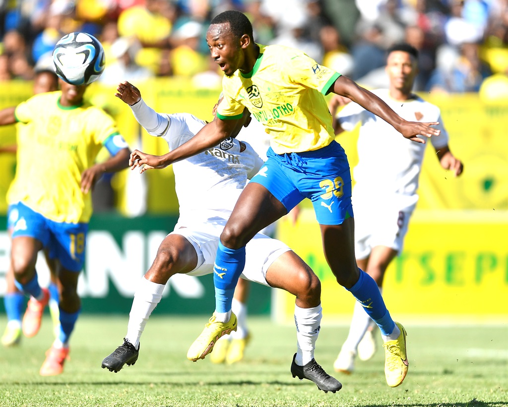 STELLENBOSCH, SOUTH AFRICA - MAY 05: Peter Shalulile of Sundowns and Deano van Rooyen of Stellenbosch FC during the Nedbank Cup semi final match between Stellenbosch FC and Mamelodi Sundowns at Danie Craven Stadium on May 05, 2024 in Stellenbosch, South Africa. (Photo by Ashley Vlotman/Gallo Images)