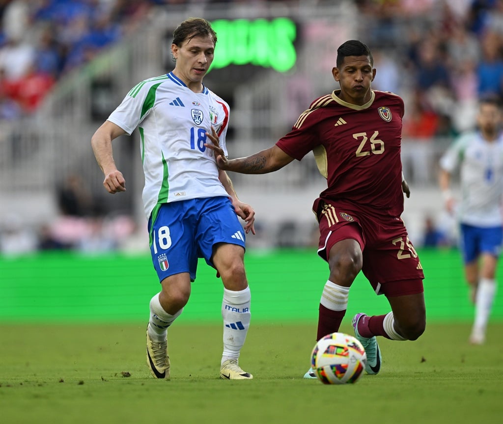 FORT LAUDERDALE, FLORIDA - MARCH 21:  Nicolo Barella of Italy competes for the ball with Edson Castillo of Venezuela during the International Friendly match between Venezuela and Italy at Chase Stadium on March 21, 2024 in Fort Lauderdale, Florida. (Photo by Claudio Villa/Getty Images)