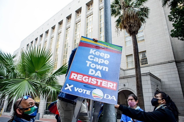 DA supporters erect registration posters in Cape Town.