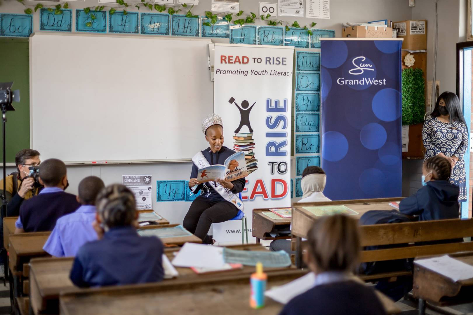 Shudufhadzo Musida, Mej. SA, het hande met GrandWest en Read to Rise gevat om boeke aan die Riverton Primary School te oorhandig. Sy het ook vir die kleinspan gelees.   Foto: Verskaf