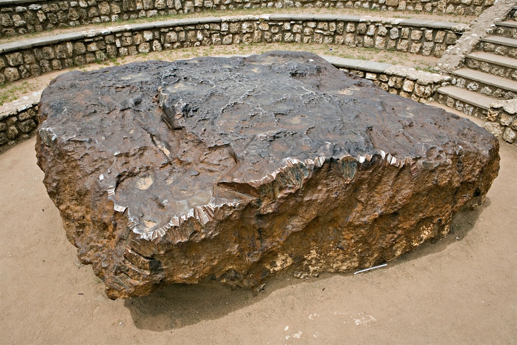 The Hoba meteorite in Namibia 
weighs 60 tonnes and is 2,7m 
long. It’s the largest known intact meteorite in the world.