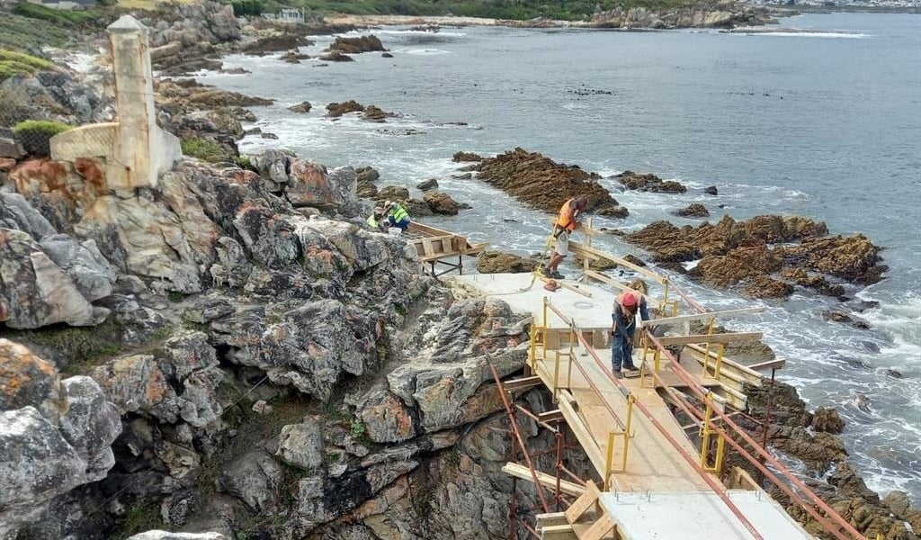 The bridge being built over rocks to join two sections of the Hermanus Cliff Path (Jenni Evans/News24)