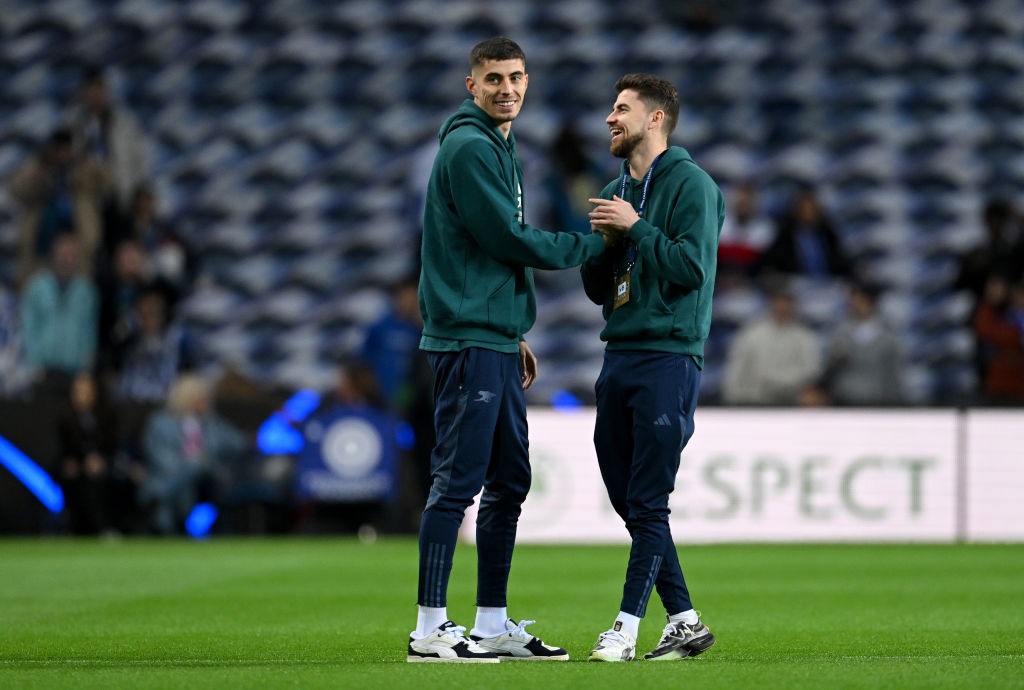 PORTO, PORTUGAL - FEBRUARY 21: Kai Havertz interacts with Jorginho of Arsenal as they inspect the pitch prior to the UEFA Champions League 2023/24 round of 16 first leg match between FC Porto and Arsenal FC at Estadio do Dragao on February 21, 2024 in Porto, Portugal. (Photo by Michael Regan/Getty Images)