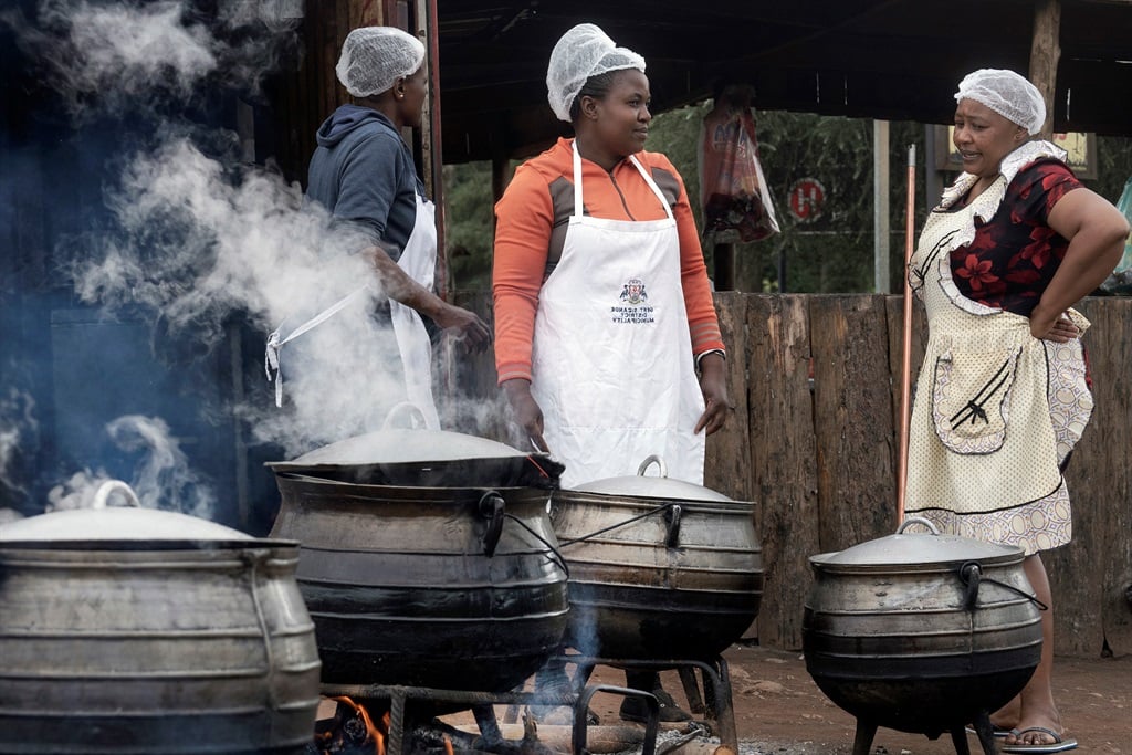 Women cooking on the outskirts of Mkhondo (Piet Re