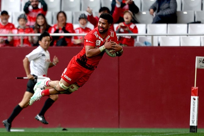 Ardie Savea scores a try for the Kobelco Kobe Steelers during the Japan Rugby League One match against Honda Heat in Kobe on 9 December 2023. (Paul Miller/Getty Images)