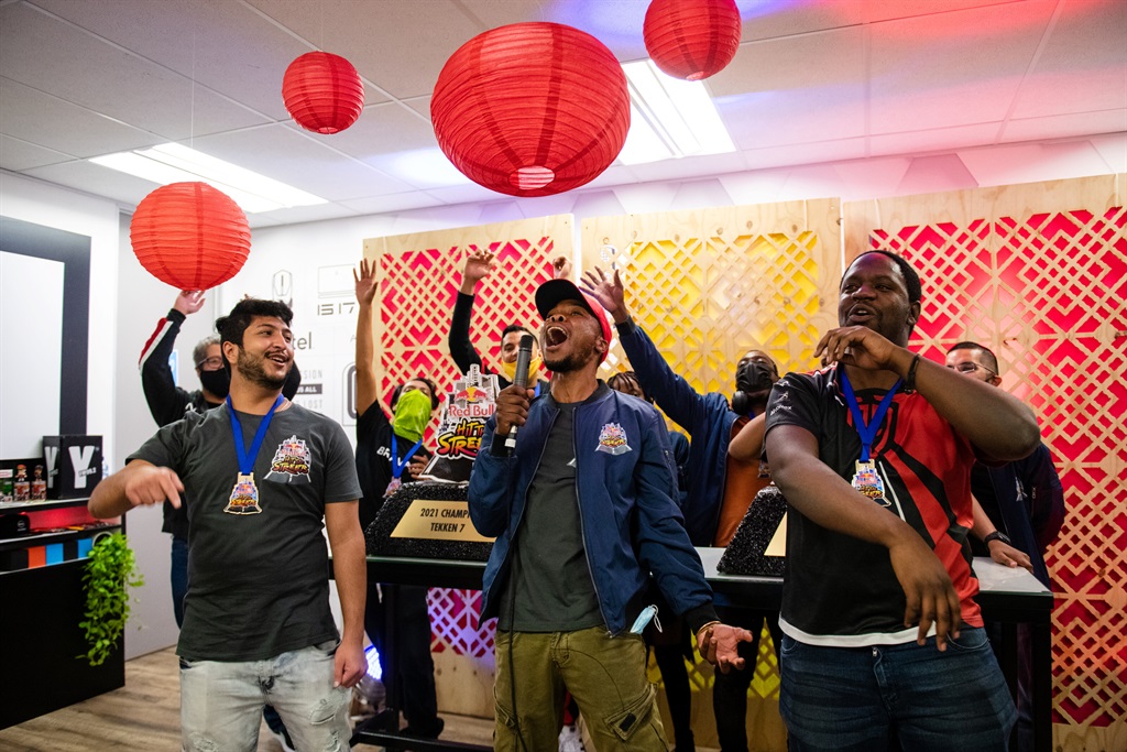 Jabhi “JabhiM” Mabuza and Farouk “DaXpt” Suleman won the Red Bull Hit The Streets Street Fighter V and Tekken 7 competitions, respectively. Photo: Mpumelelo Macu / Red Bull Content Pool