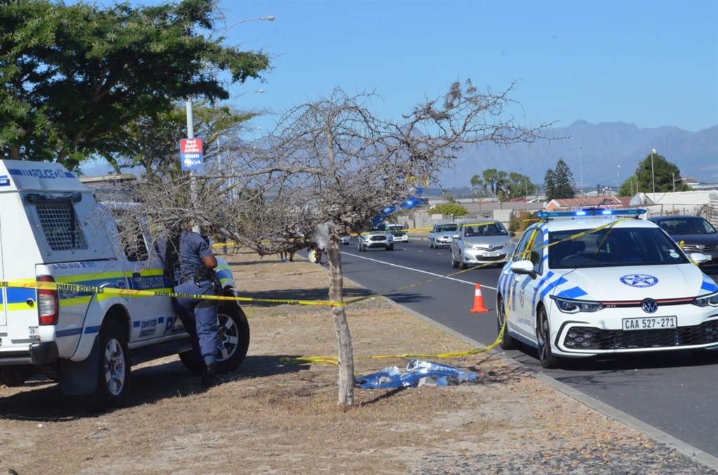 Police at the scene where the body was discovered. Photo by Lulekwa Mbadamane