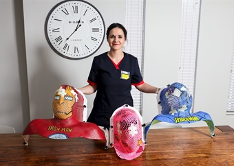 Radioterapeut se geverfde maskers help jong kankerlyers deur bestraling