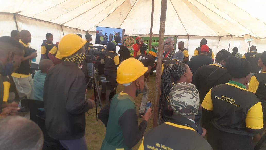 Ondersteuners van oudpres. Jacob Zuma wag Woensdag in ’n tent op die grasperk voor sy Nkandla-woonkompleks dat die oudpresident hulle toespreek. Foto: Verskaf