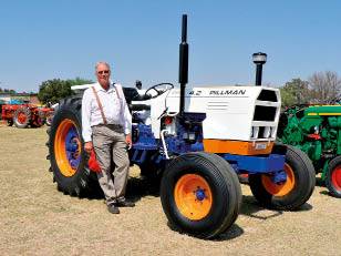 Mnr. Jan Randall, een van die grootste versamelaars van veteraan-­trekkers in Suid-Afrika, by sy gerestoureerde Pillman-trekker. Foto’s:  hennie richter