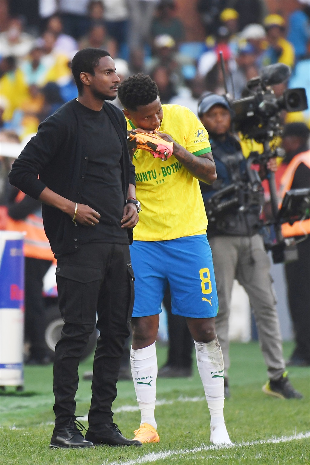 PRETORIA, SOUTH AFRICA - MAY 25: Rulani Mokwena and Bongani Zungu during the DStv Premiership match between Mamelodi Sundowns and Cape Town City FC at Loftus Versfeld Stadium on May 25, 2024 in Pretoria, South Africa. (Photo by Lefty Shivambu/Gallo Images)