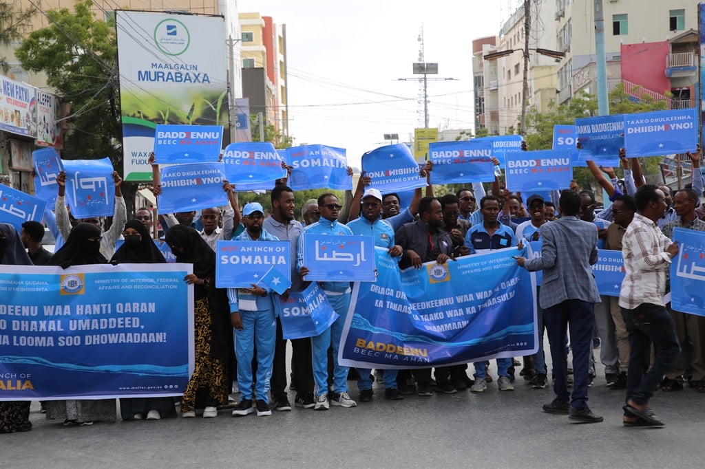Una protesta de enero de 2024 contra el acuerdo de acceso marítimo de Etiopía a Somalilandia en Mogadiscio.  (Abuukar Mohamed Muhidin/Anadolu vía Getty Images)