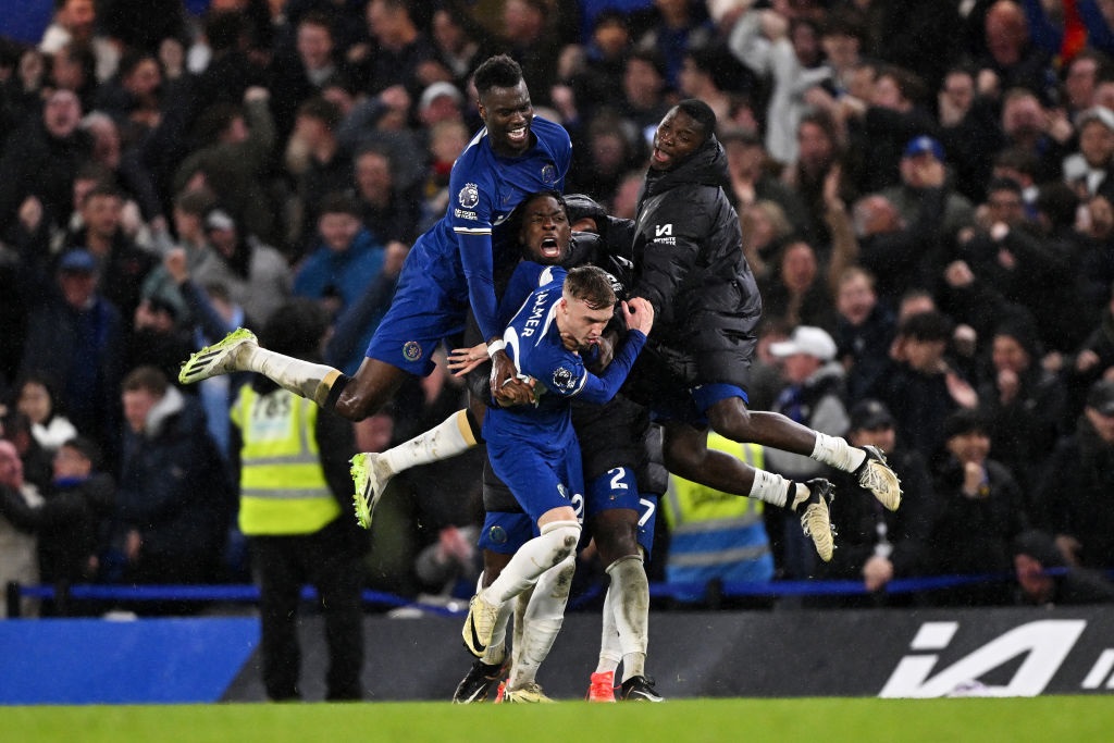 LONDON, ENGLAND - APRIL 04: Cole Palmer of Chelsea celebrates scoring his teams fourth goal with teammates during the Premier League match between Chelsea FC and Manchester United at Stamford Bridge on April 04, 2024 in London, England. (Photo by Mike Hewitt/Getty Images) (Photo by Mike Hewitt/Getty Images)