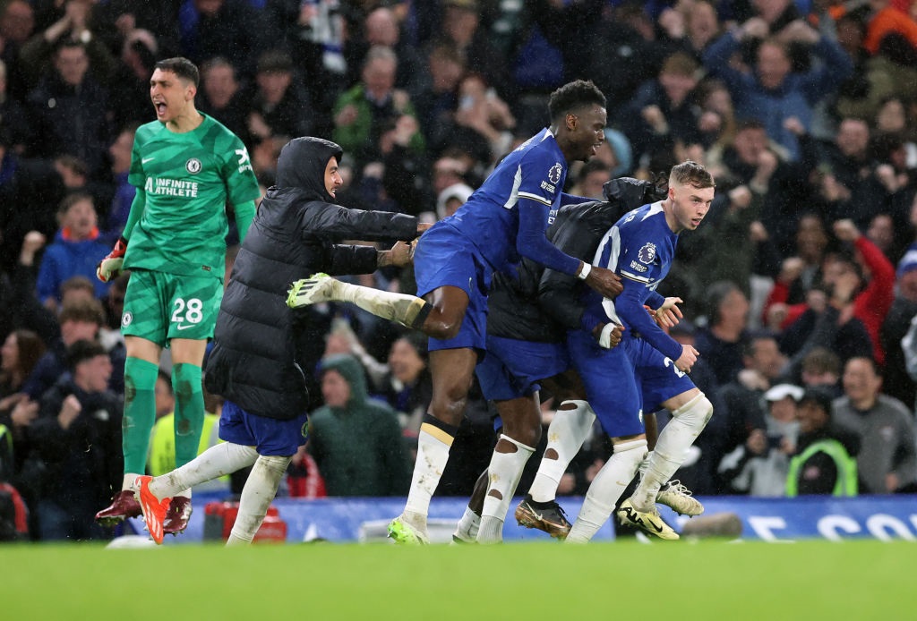 LONDON, ENGLAND - APRIL 04: Cole Palmer of Chelsea celebrates with team mates after scoring a goal to make it 4-3 during the Premier League match between Chelsea FC and Manchester United at Stamford Bridge on April 04, 2024 in London, England. (Photo by Catherine Ivill - AMA/Getty Images)