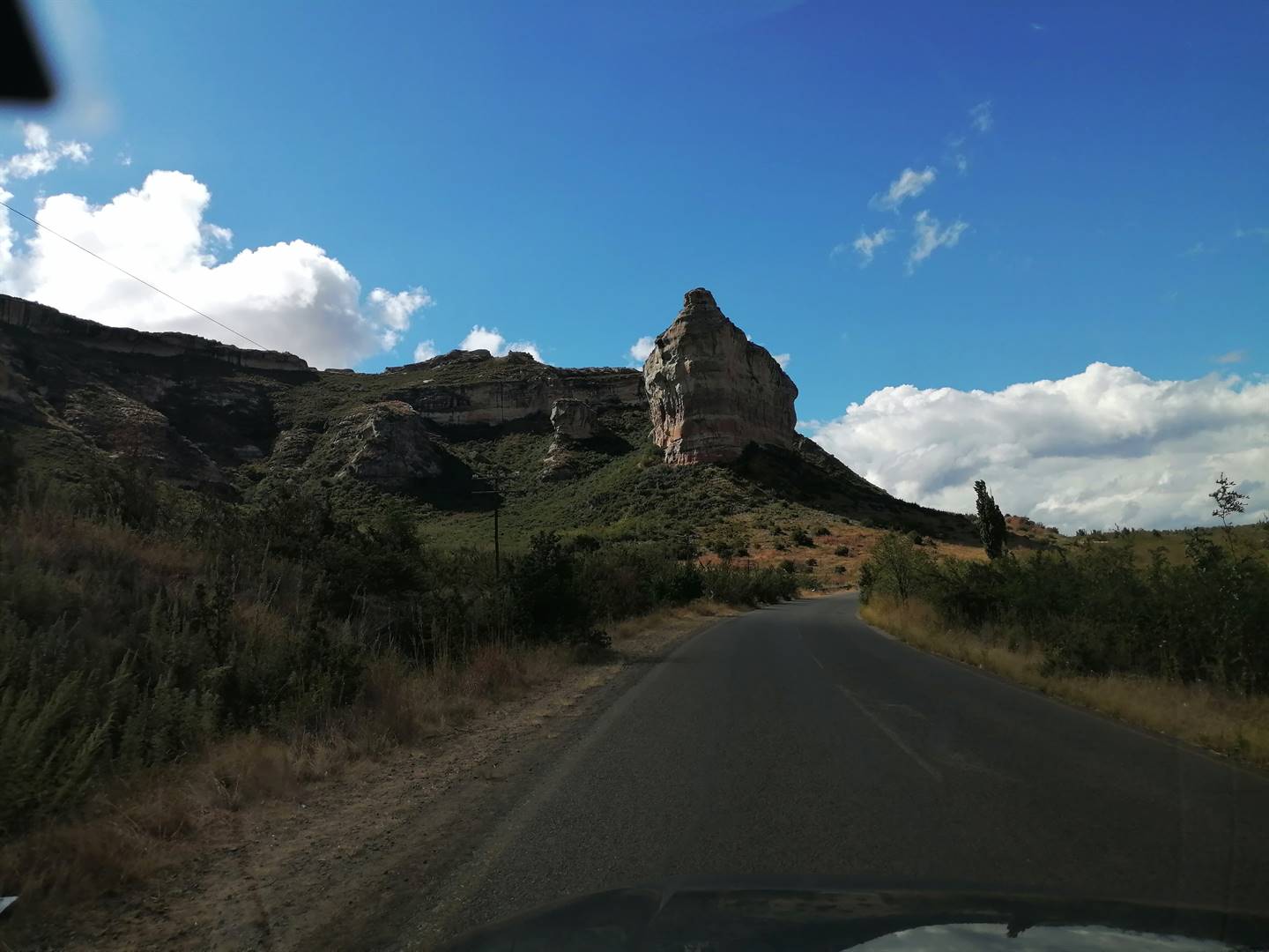 The majestic mountains on the way to Clarens are a sight to behold.