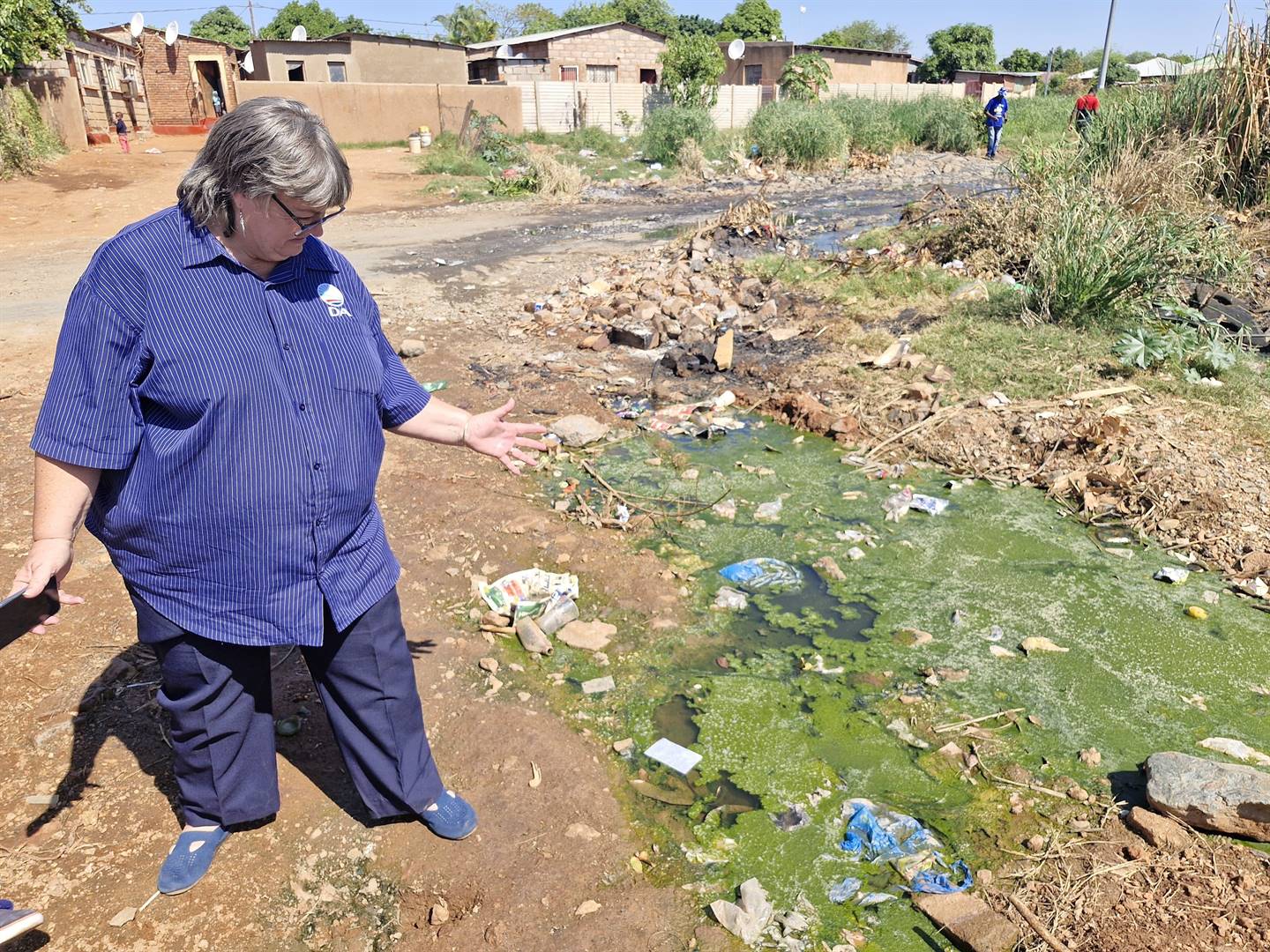 Lindy Wilson, DA-leier in Limpopo en LPW, kyk na rou rioolvuil in Musina. Foto: DA