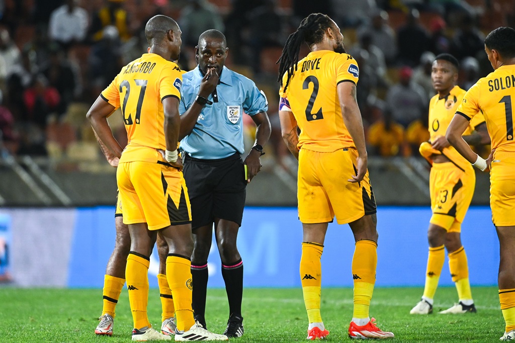 POLOKWANE, SOUTH AFRICA - MAY 07: General view of referee during the DStv Premiership match between Kaizer Chiefs and TS Galaxy at Peter Mokaba Stadium on May 07, 2024 in Polokwane, South Africa. (Photo by Alche Greeff/Gallo Images),+Ì?qò