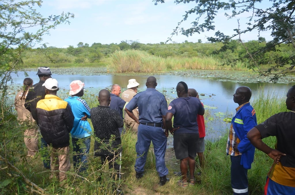Residents and police at the scene of the deadly incident in Burlington Lake. Photo By Oris Mnisi 
