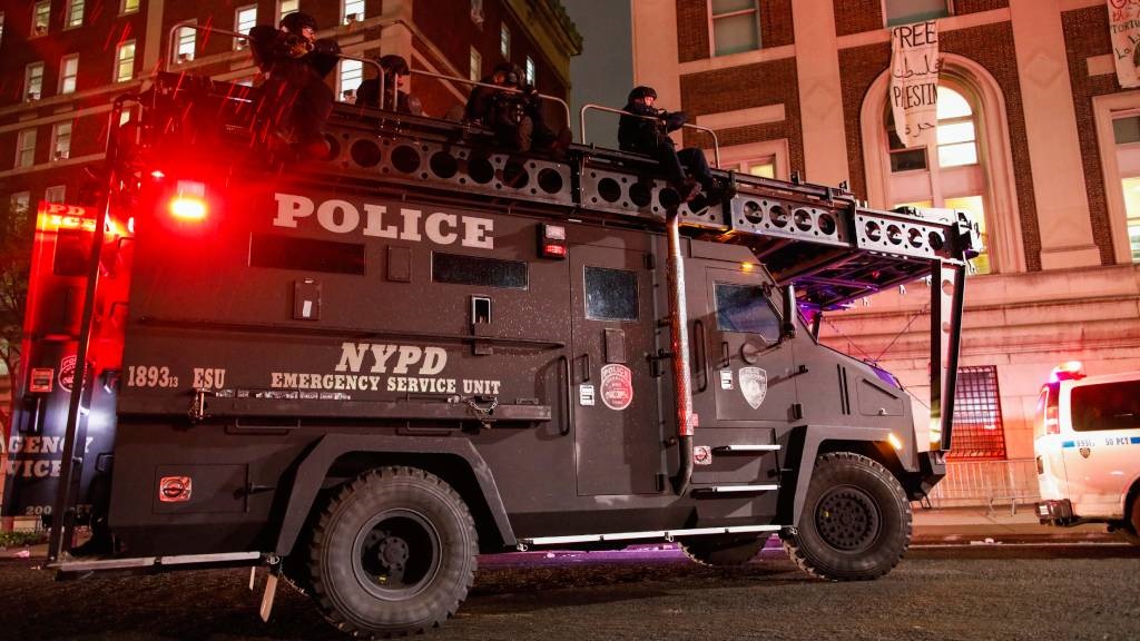افسران NYPD با یک تیم SWAT برای تخلیه ساختمان وارد می شوند