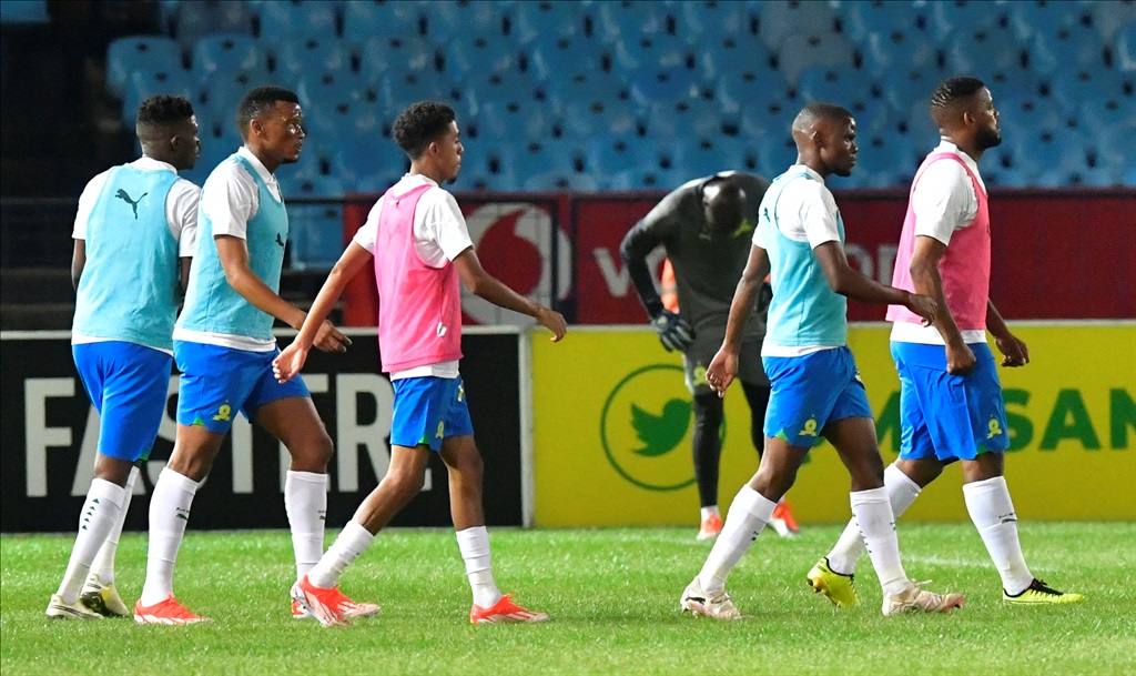 PRETORIA, SOUTH AFRICA - APRIL 02:  Teams in warm up sessions ahead of kick off during the DStv Premiership match between Mamelodi Sundowns and Richards Bay at Loftus Versfeld Stadium on April 02, 2024 in Pretoria, South Africa. (Photo by Sydney Seshibedi/Gallo Images)