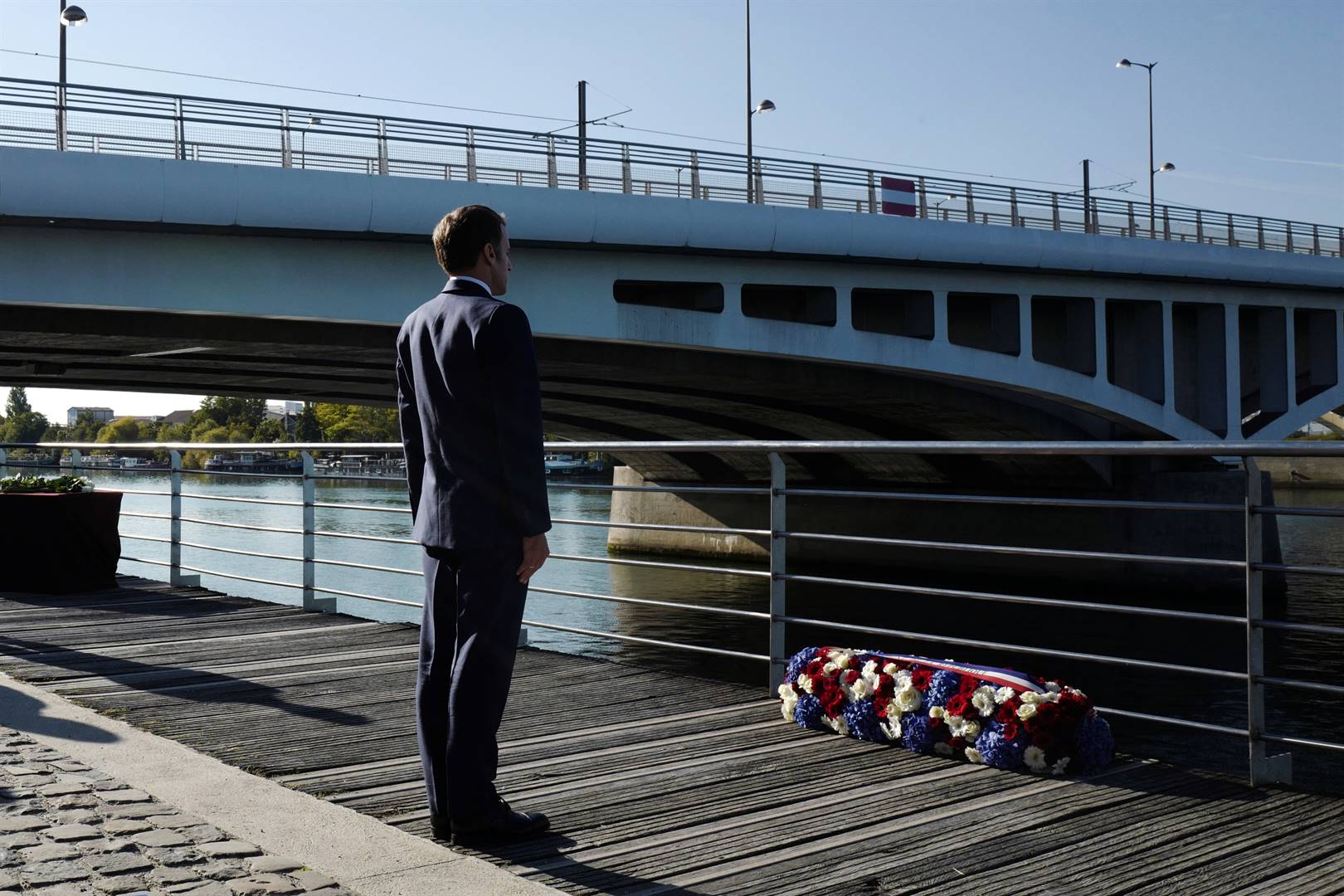 Pres. Emmnauel Macron het Saterdag ’n krans by die Bezons-brug gelê in herdenking van die slagting sestig jaar gelede toe die Franse polisie op Algerynse betogers in die Franse hoofstad toegeslaan het.  Foto: Reuters